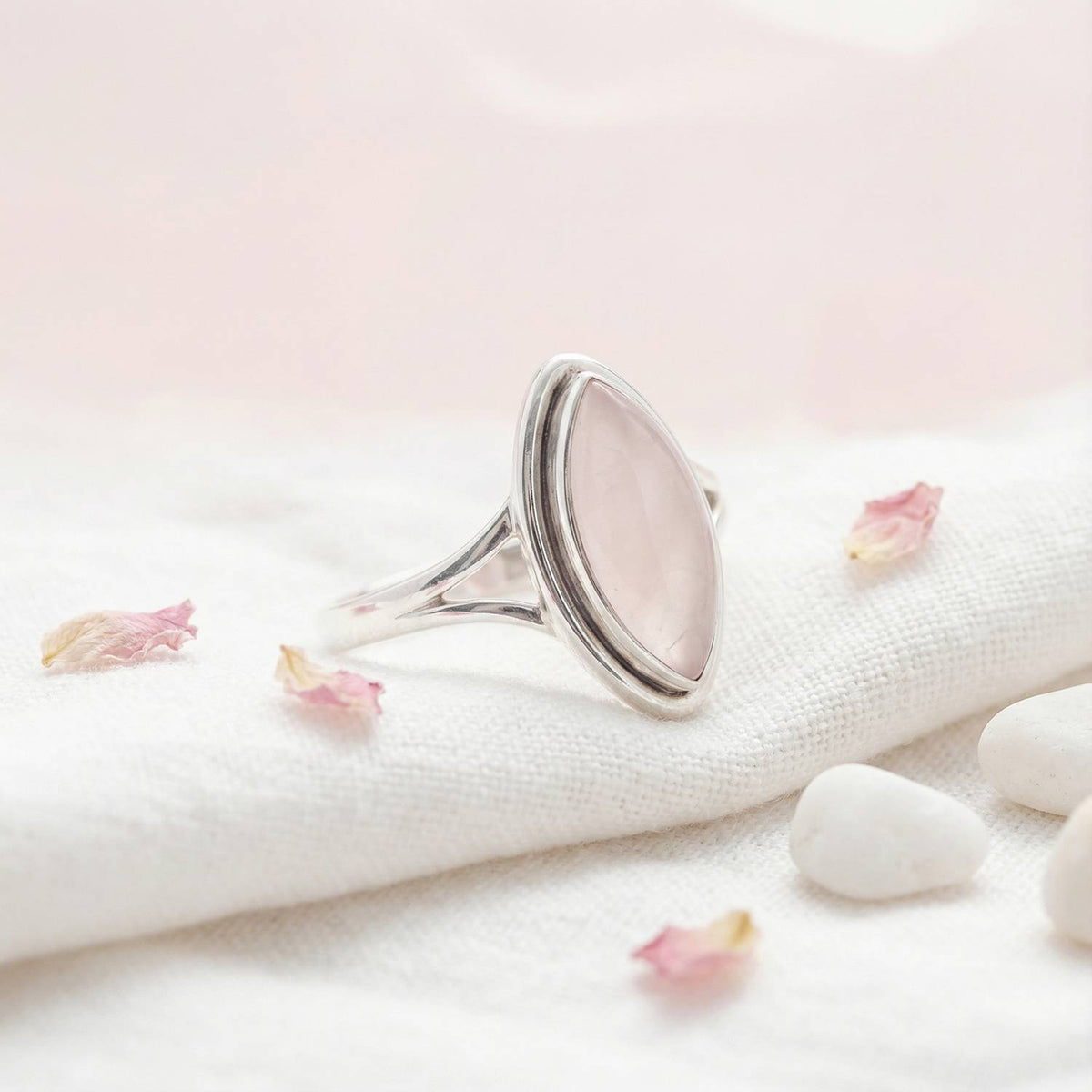 Silberring mit Rosenquarz auf hellem Stoff