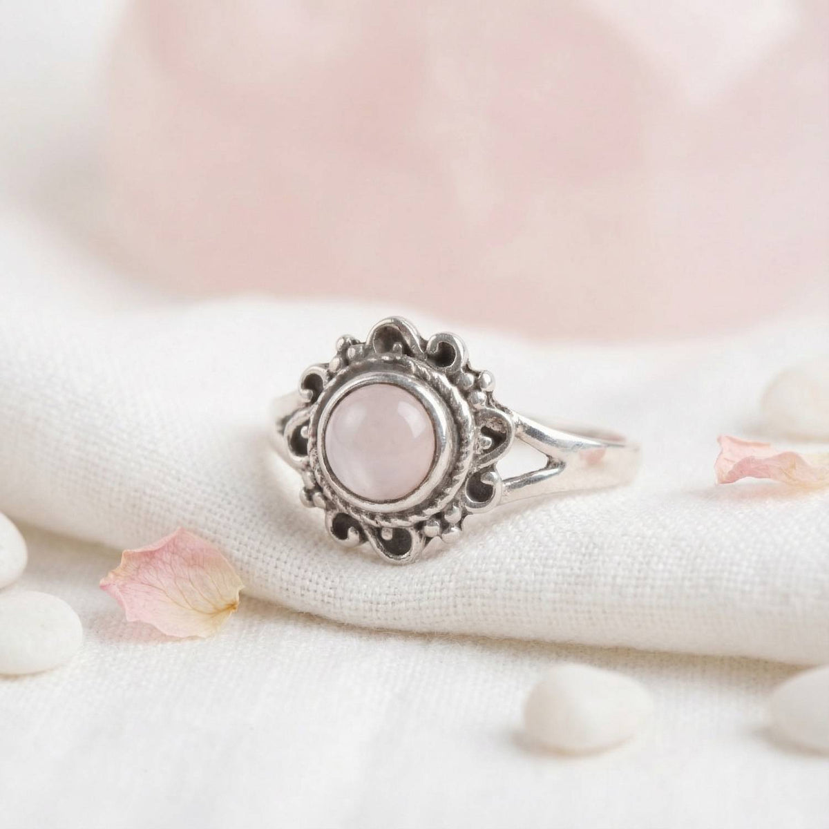 Silberring mit Rosenquarz auf hellem Stoff