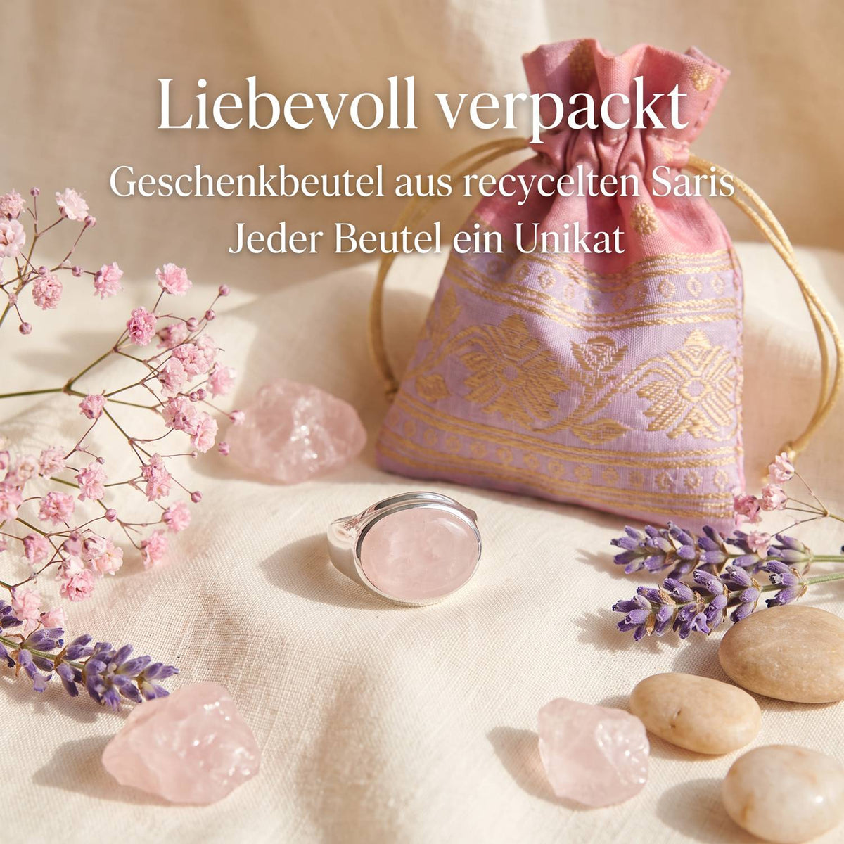 Silberring mit Rosenquarz und Geschenkbeutel aus recyceltem Sari