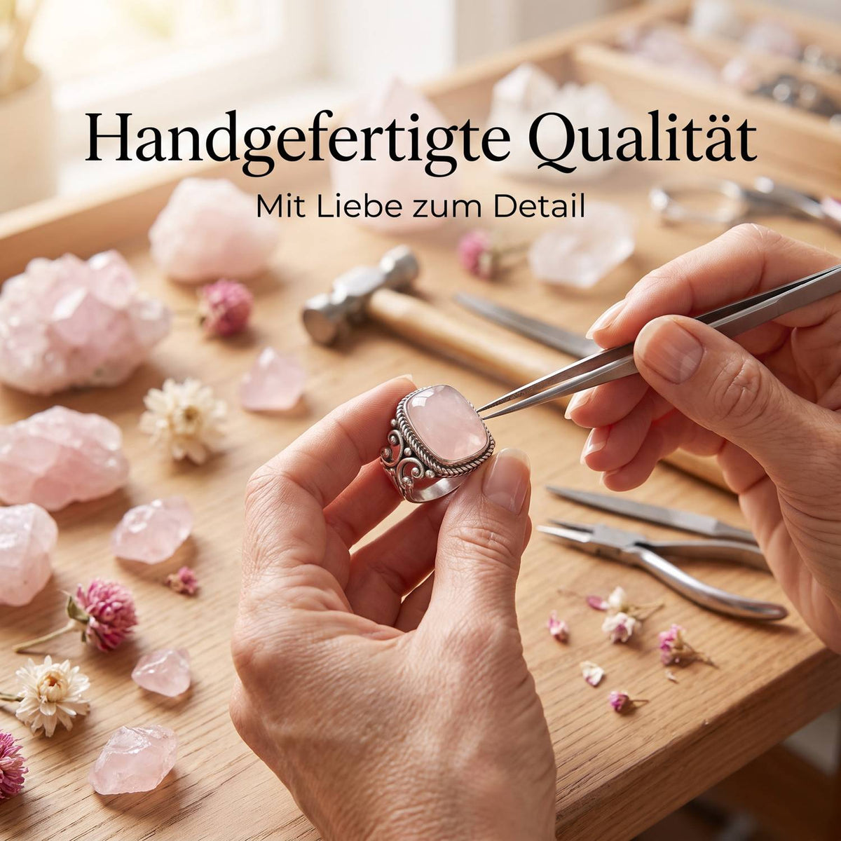 Handgefertigter Silberring mit Rosenquarz bei der Schmuckherstellung