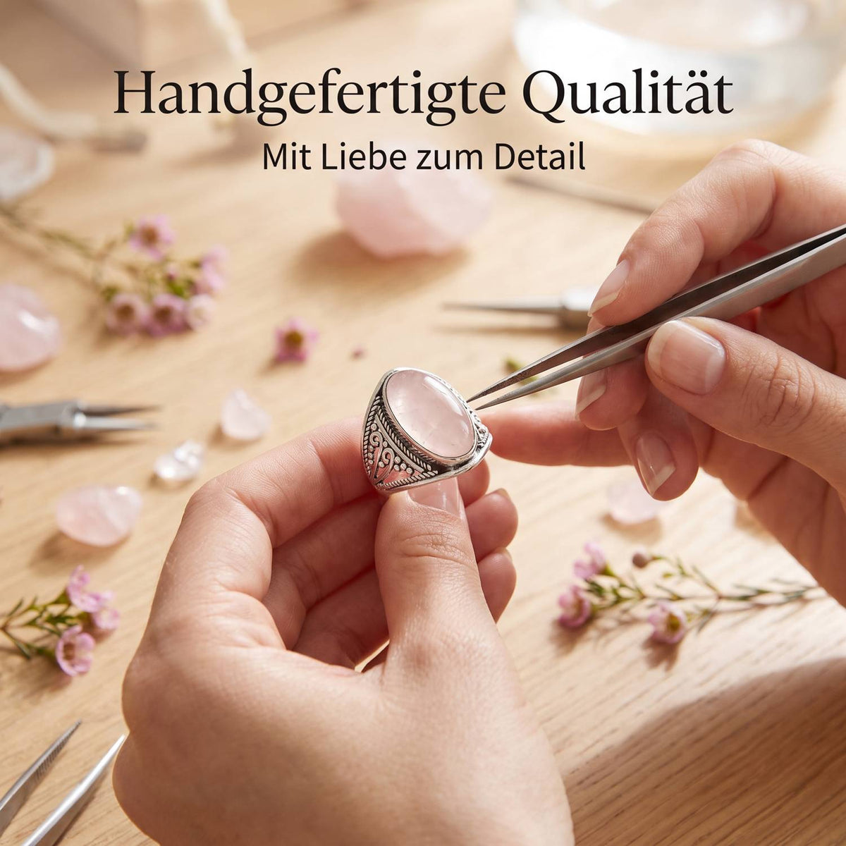 Handgefertigter Silberring mit Rosenquarz bei der Schmuckherstellung