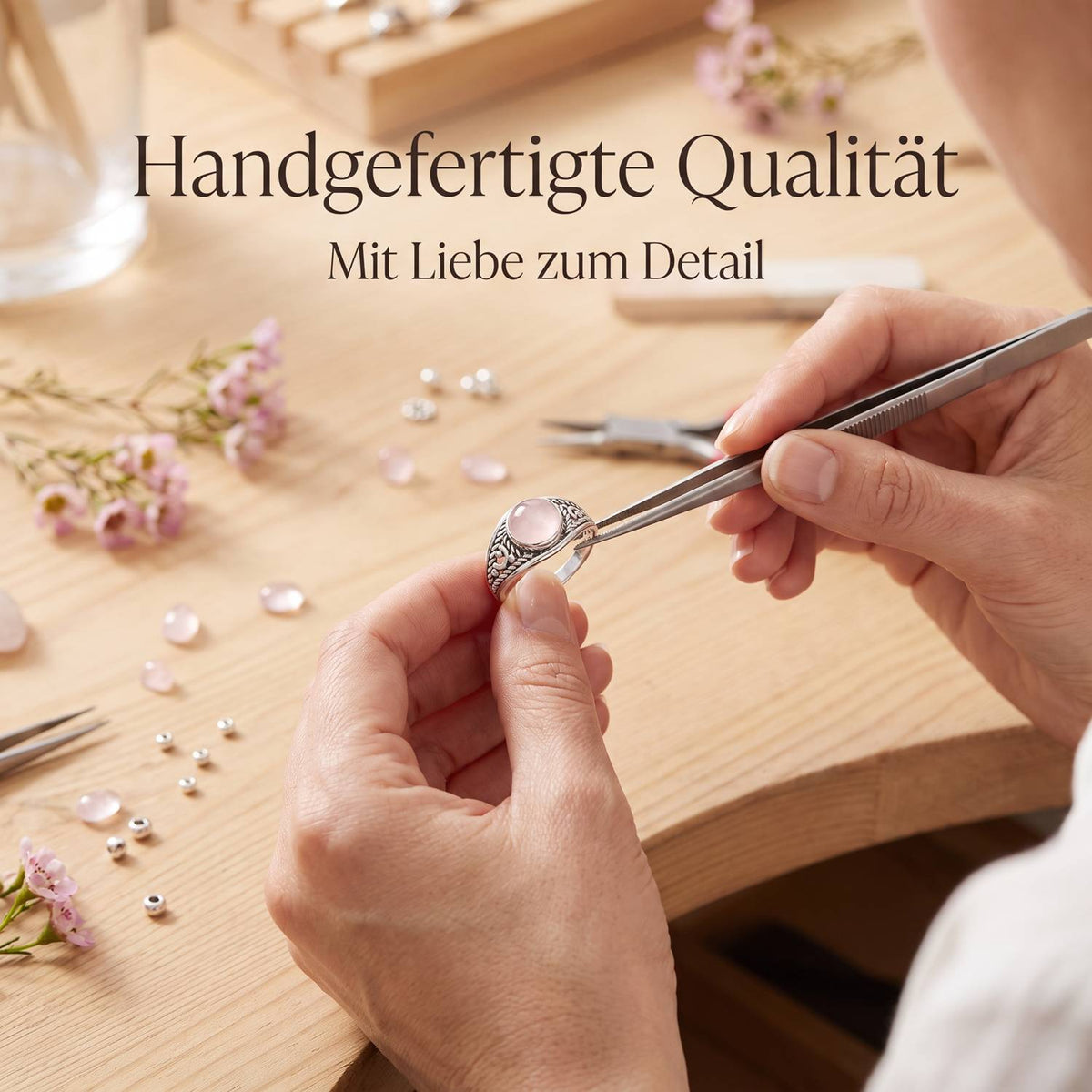 Handgefertigter Silberring mit Rosenquarz bei der Schmuckherstellung