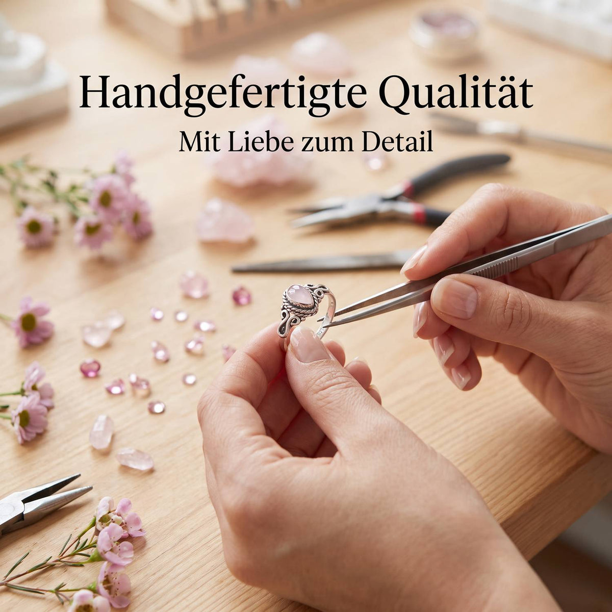 Handgefertigter Silberring mit Rosenquarz bei der Schmuckherstellung
