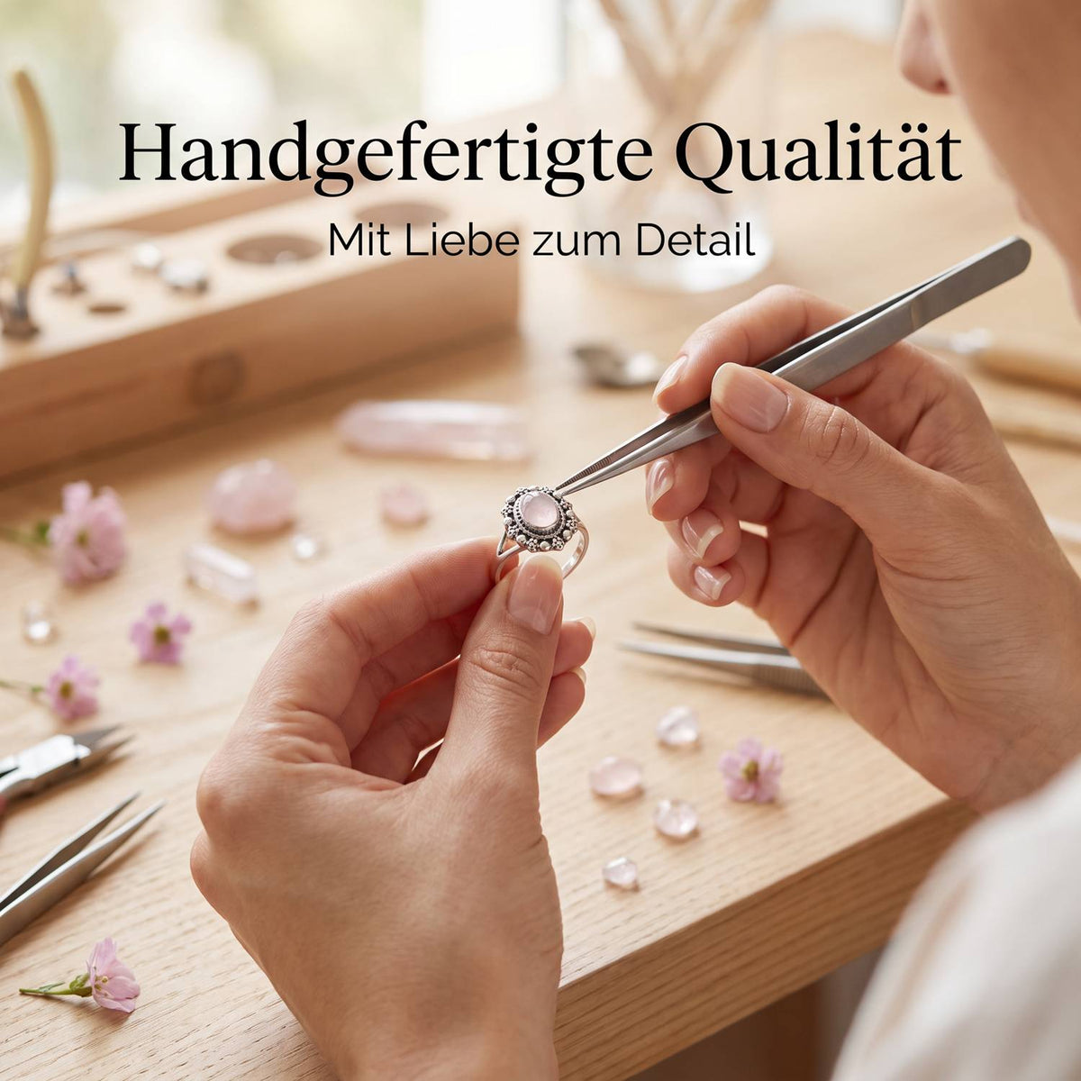 Handgefertigter Silberring mit Rosenquarz bei der Schmuckherstellung