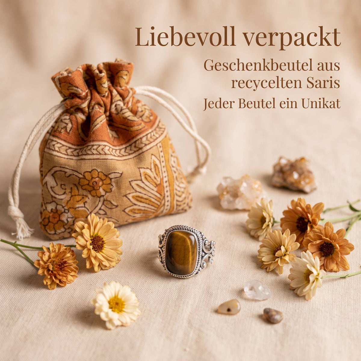 Silberring mit Tigerauge und Geschenkbeutel aus recyceltem Sari