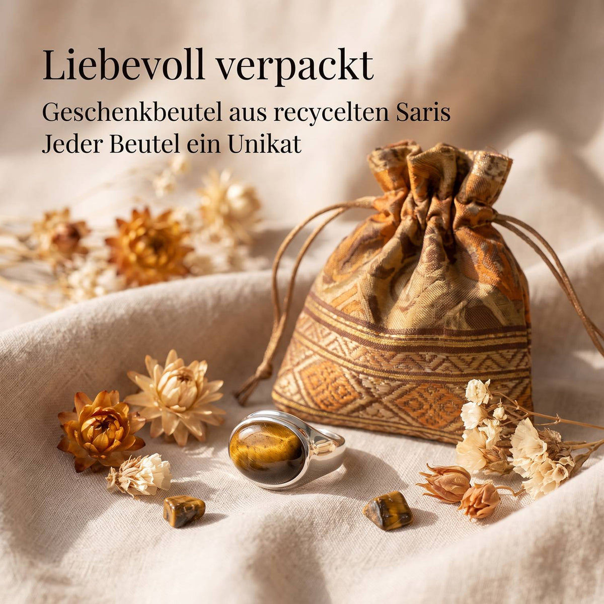 Silberring mit Tigerauge und Geschenkbeutel aus recyceltem Sari