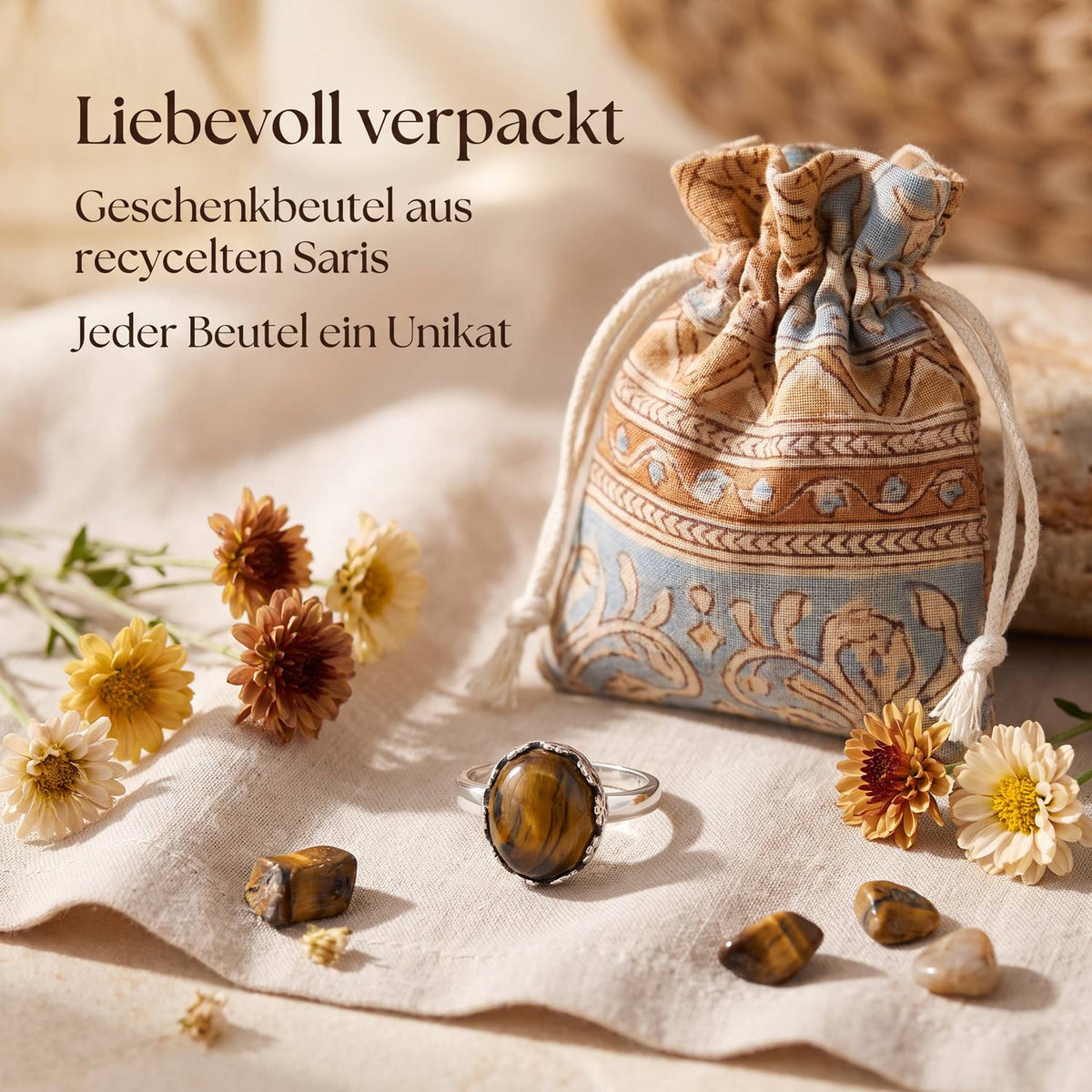 Silberring mit Tigerauge und Geschenkbeutel aus recyceltem Sari