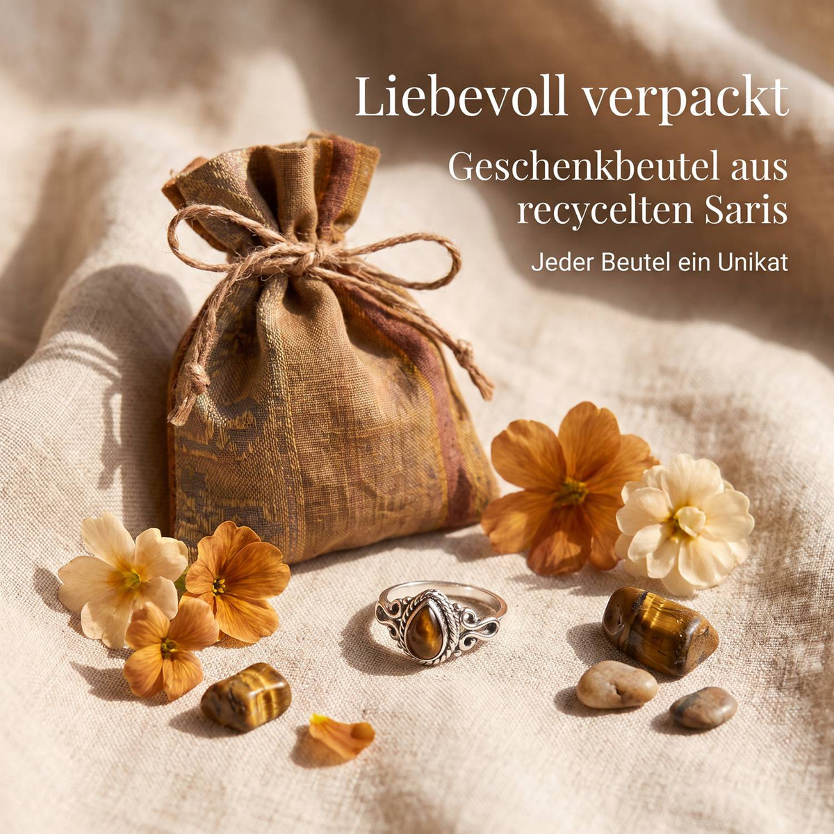 Silberring mit Tigerauge und Geschenkbeutel aus recyceltem Sari