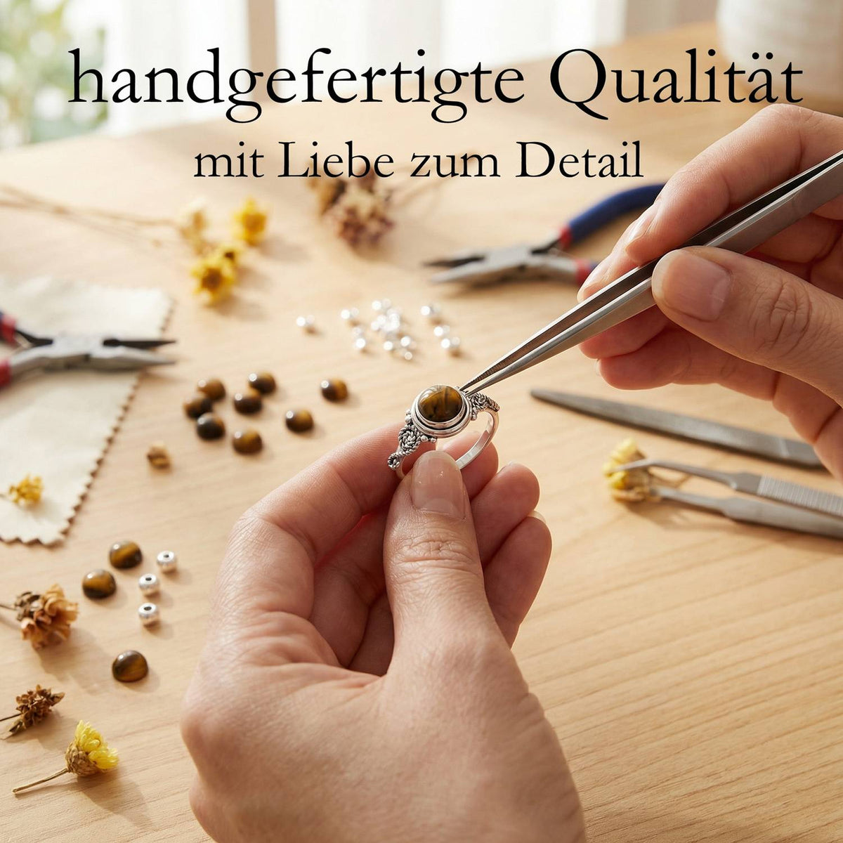 Handgefertigter Silberring mit Tigerauge bei der Schmuckherstellung