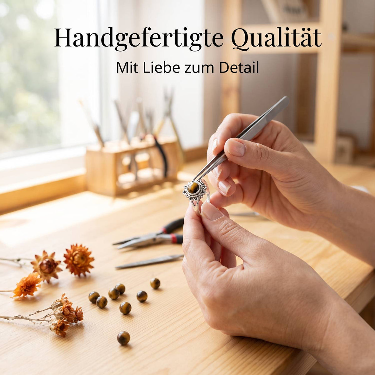 Handgefertigter Silberring mit Tigerauge bei der Schmuckherstellung