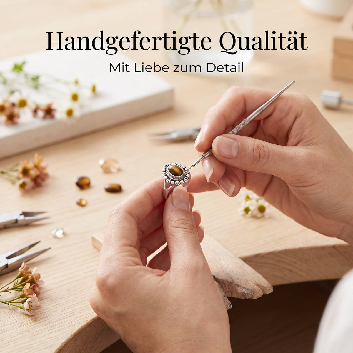 Handgefertigter Silberring mit Tigerauge bei der Schmuckherstellung
