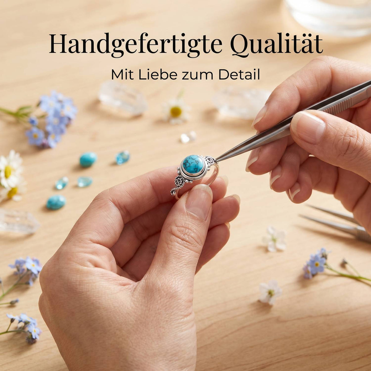 Handgefertigter Silberring mit Türkis bei der Schmuckherstellung