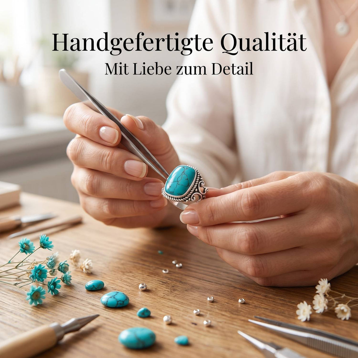 Handgefertigter Silberring mit Türkis bei der Schmuckherstellung