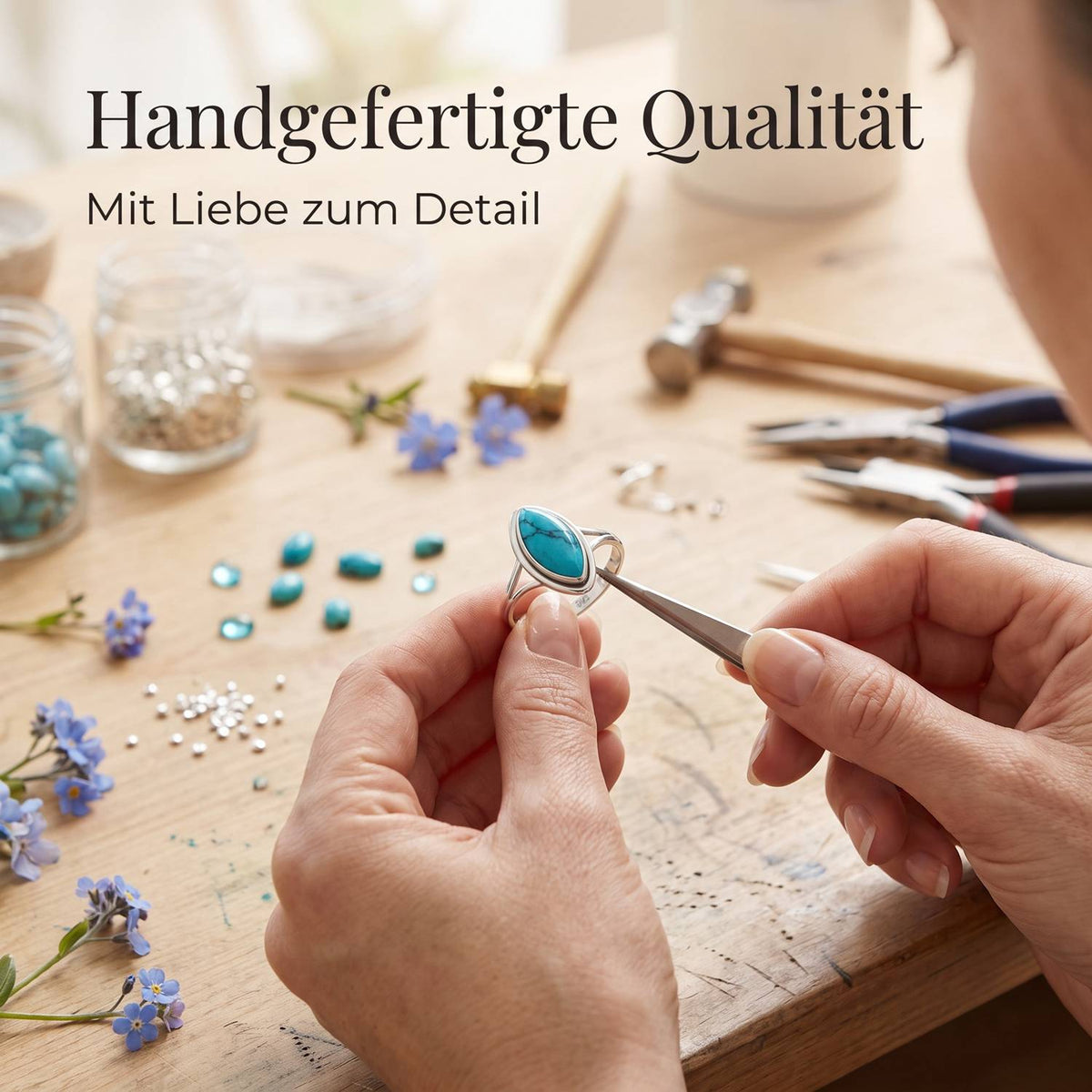 Handgefertigter Silberring mit Türkis bei der Schmuckherstellung
