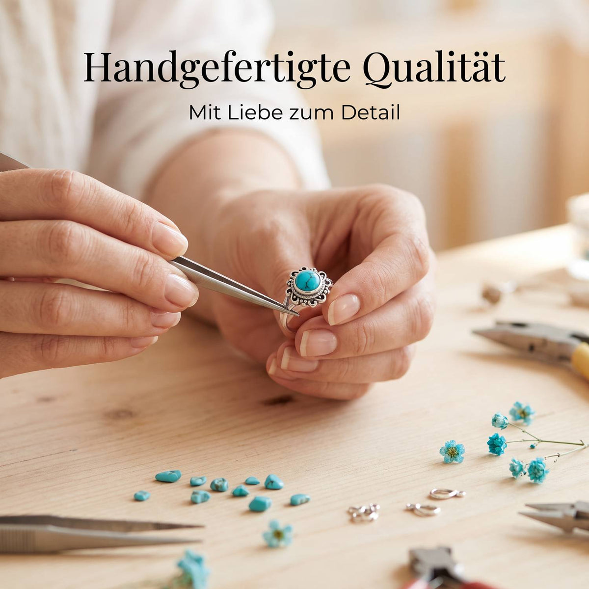 Handgefertigter Silberring mit Türkis bei der Schmuckherstellung