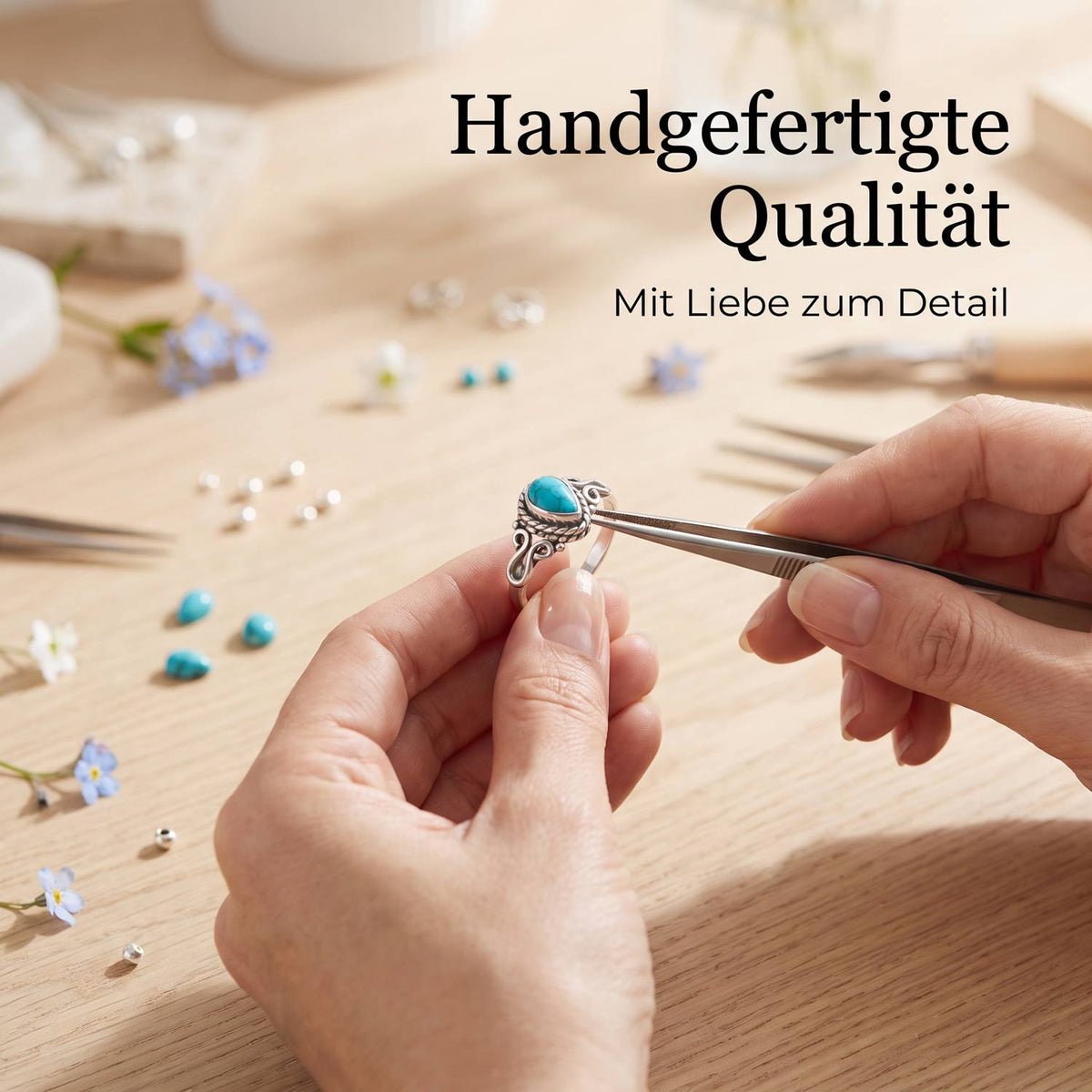 Handgefertigter Silberring mit Türkis bei der Schmuckherstellung