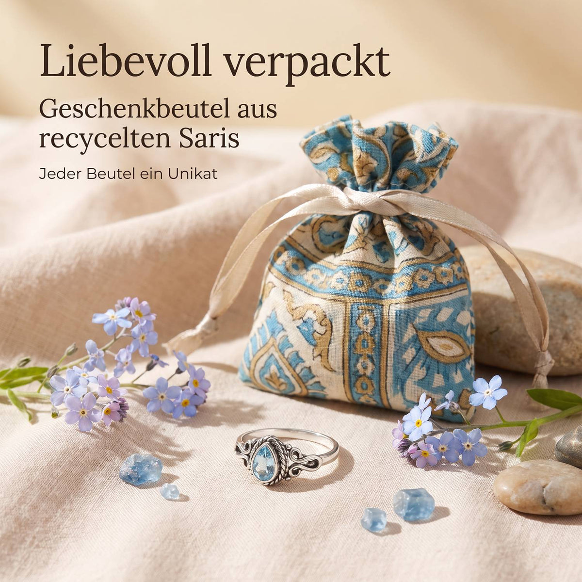 Silberring mit Topas und Geschenkbeutel aus recyceltem Sari