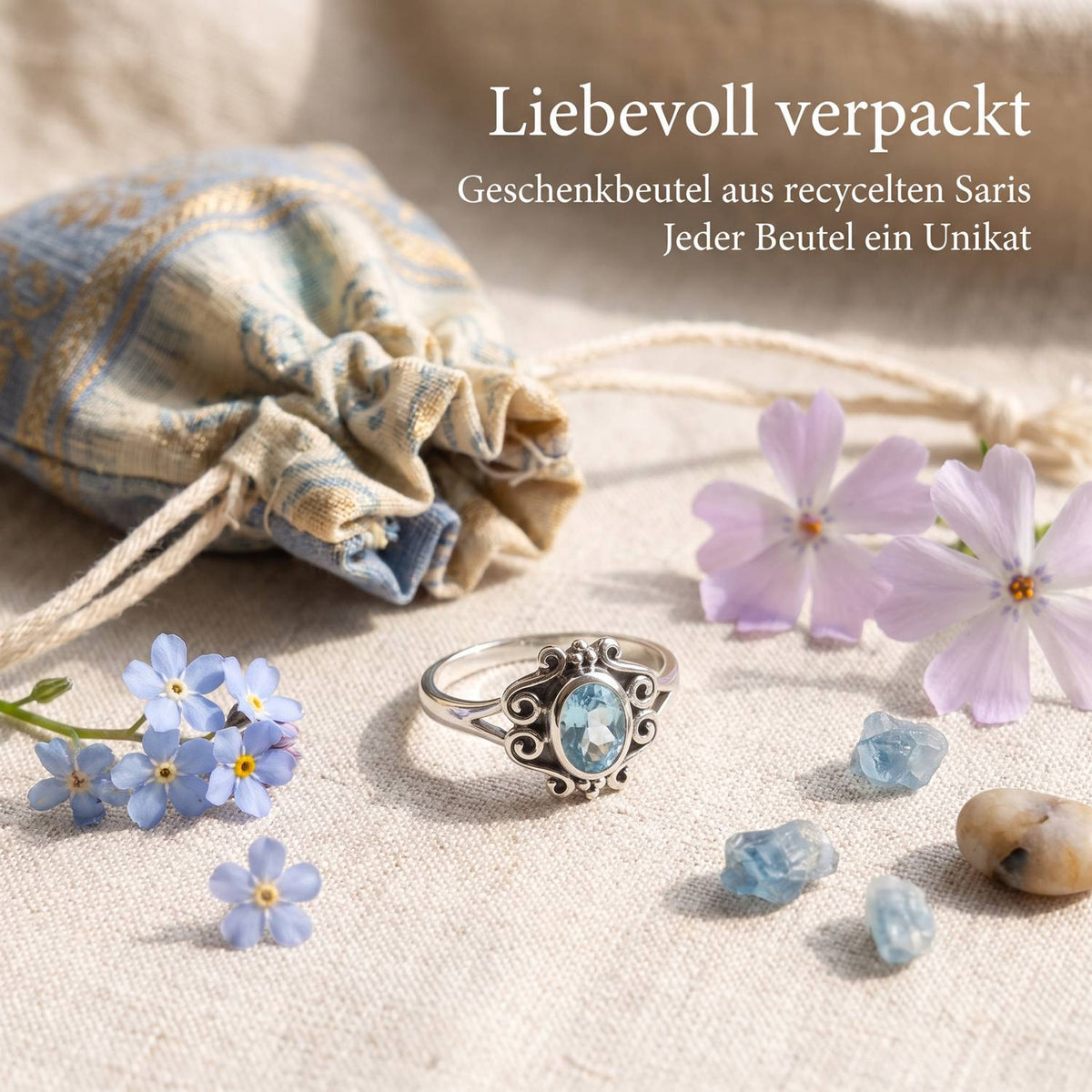 Silberring mit Topas und Geschenkbeutel aus recyceltem Sari
