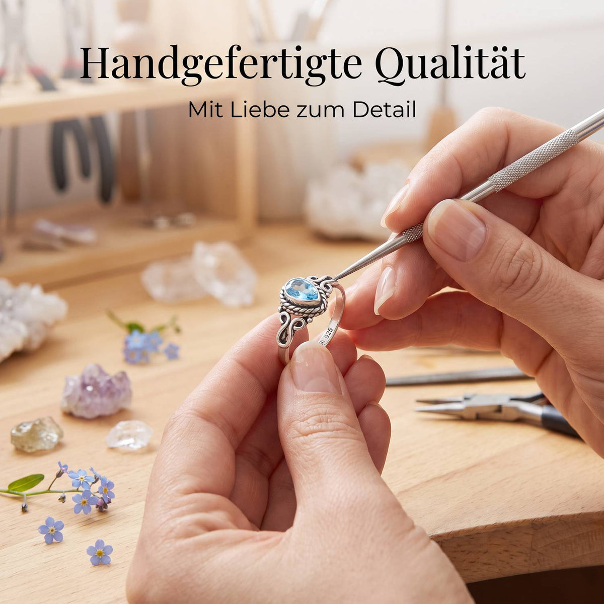Handgefertigter Silberring mit Topas bei der Schmuckherstellung
