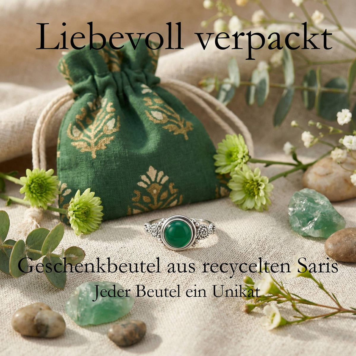 Silberring mit grüner Onyx und Geschenkbeutel aus recyceltem Sari