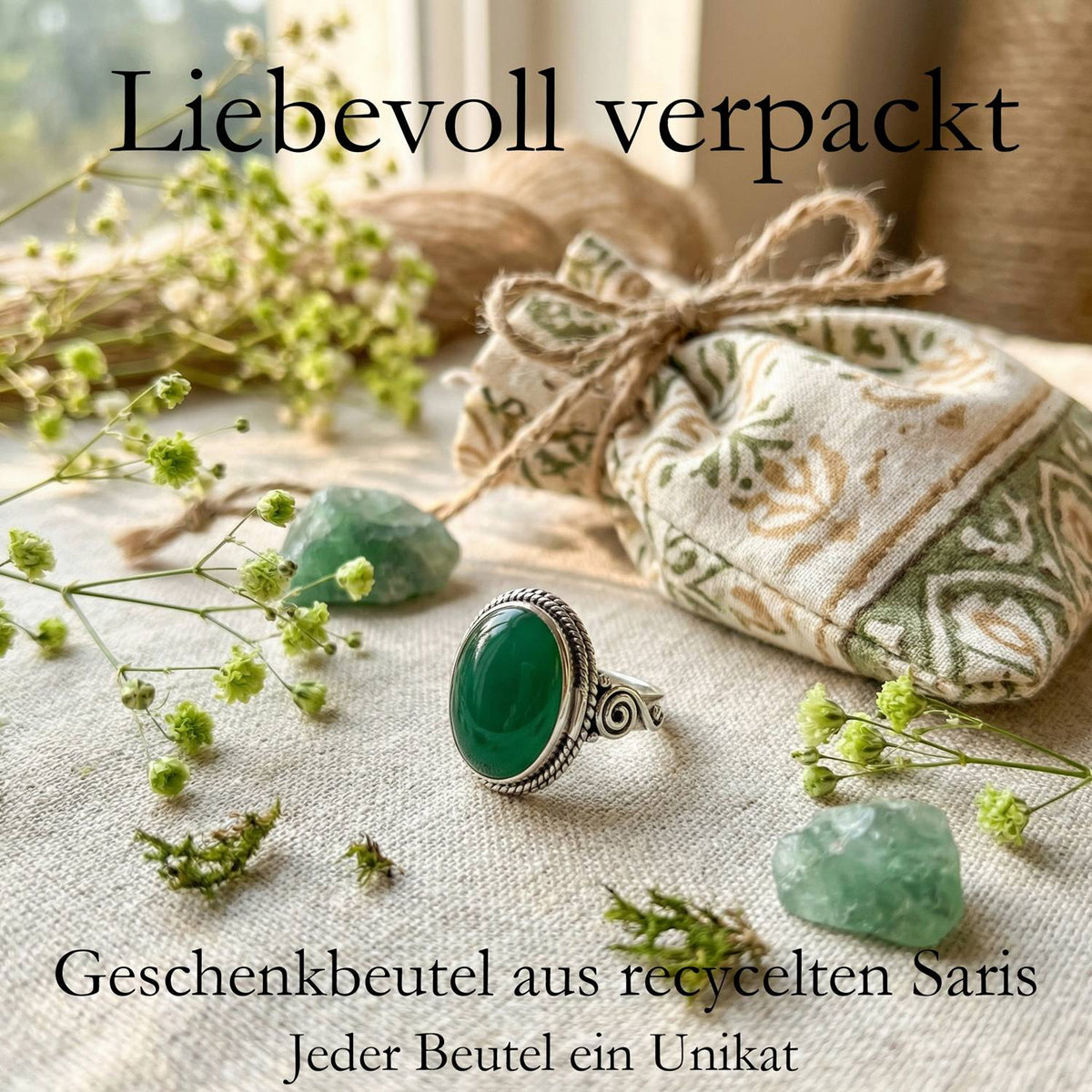 Silberring mit grüner Onyx und Geschenkbeutel aus recyceltem Sari
