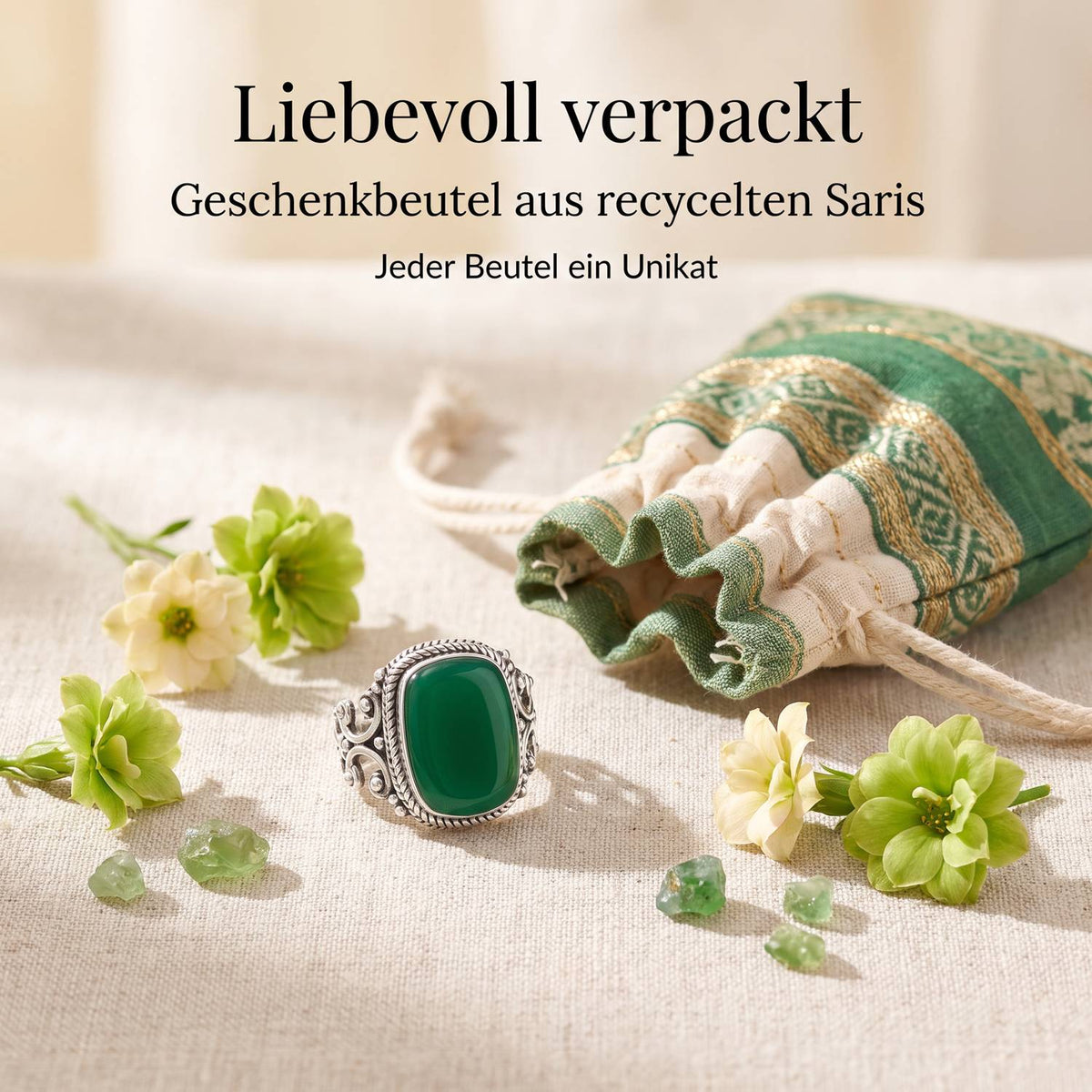 Silberring mit grüner Onyx und Geschenkbeutel aus recyceltem Sari