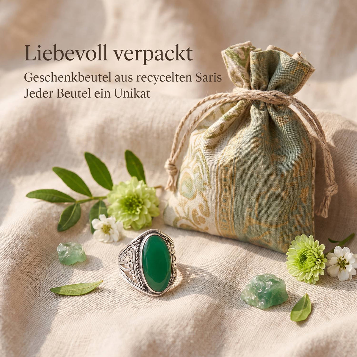 Silberring mit grüner Onyx und Geschenkbeutel aus recyceltem Sari