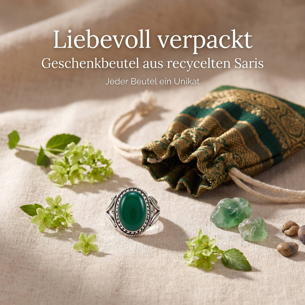 Silberring mit grüner Onyx und Geschenkbeutel aus recyceltem Sari