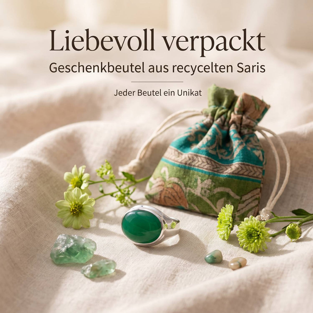 Silberring mit grüner Onyx und Geschenkbeutel aus recyceltem Sari