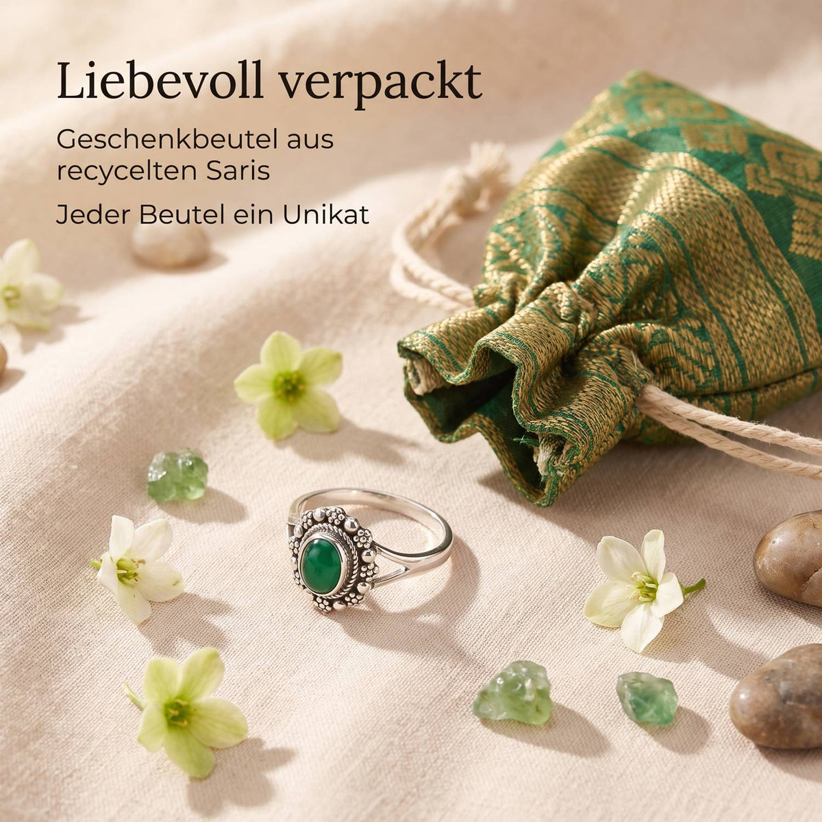Silberring mit grüner Onyx und Geschenkbeutel aus recyceltem Sari
