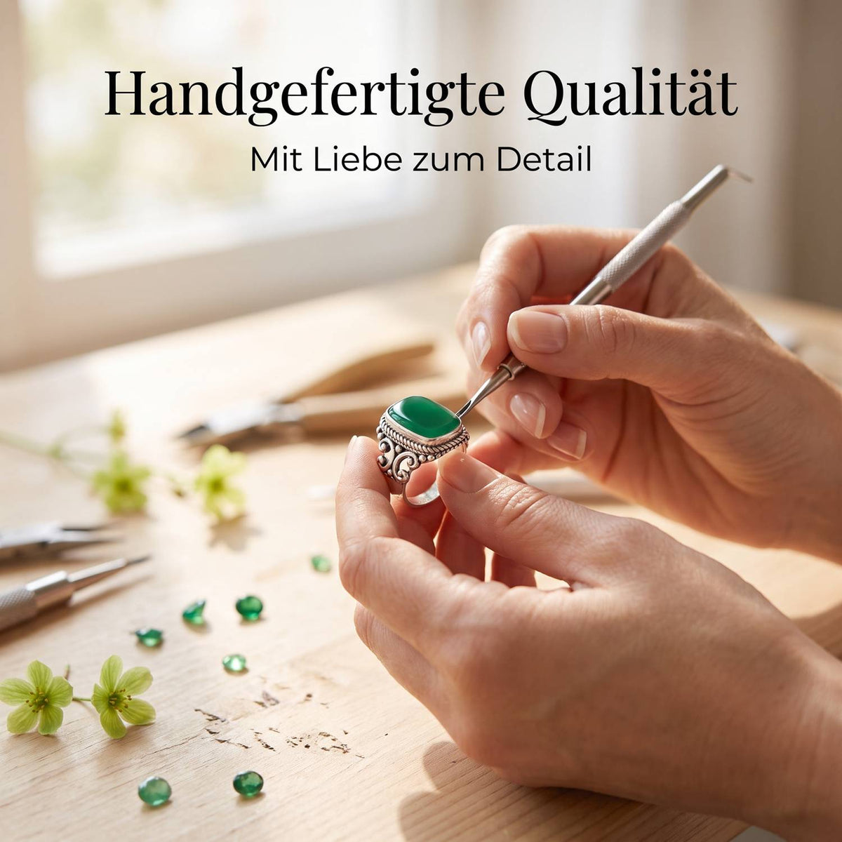 Handgefertigter Silberring mit grüner Onyx bei der Schmuckherstellung