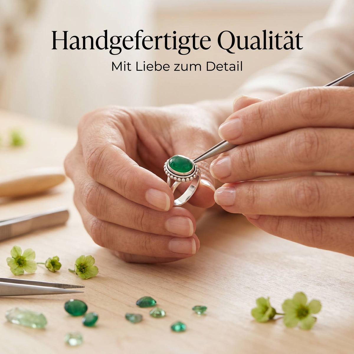 Handgefertigter Silberring mit grüner Onyx bei der Schmuckherstellung