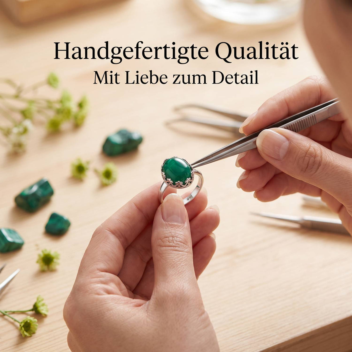 Handgefertigter Silberring mit grüner Onyx bei der Schmuckherstellung