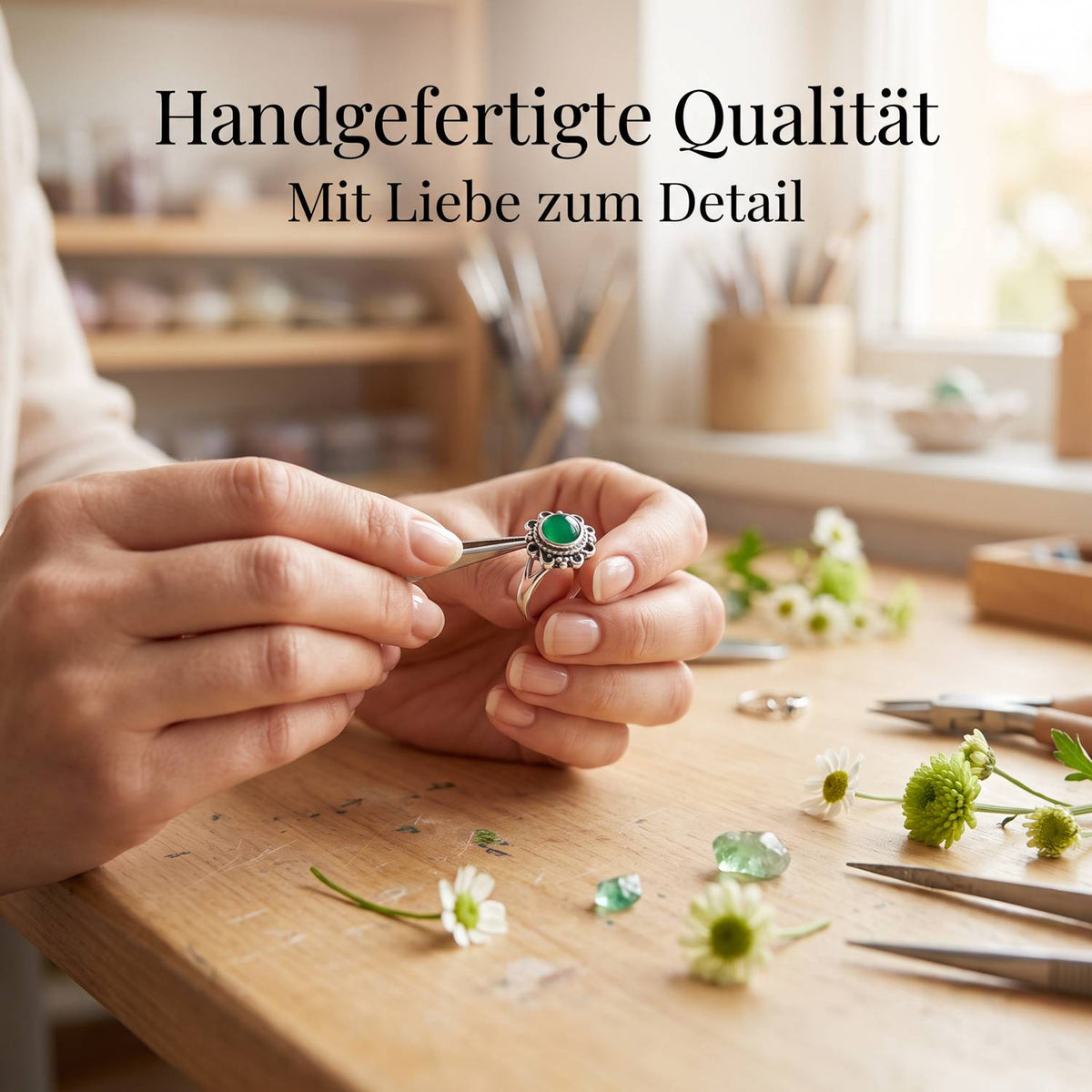 Handgefertigter Silberring mit grüner Onyx bei der Schmuckherstellung