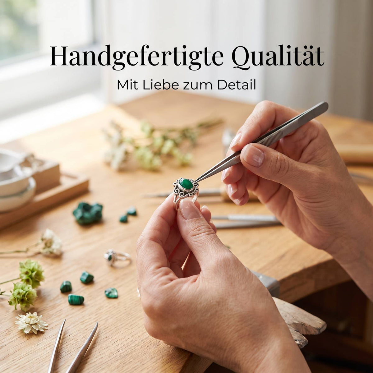 Handgefertigter Silberring mit grüner Onyx bei der Schmuckherstellung