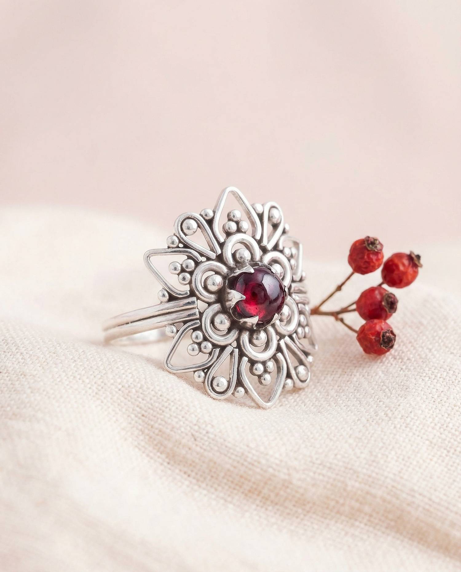 MUDARA-EMPAT – Ornamentaler Silberring mit rundem Edelstein