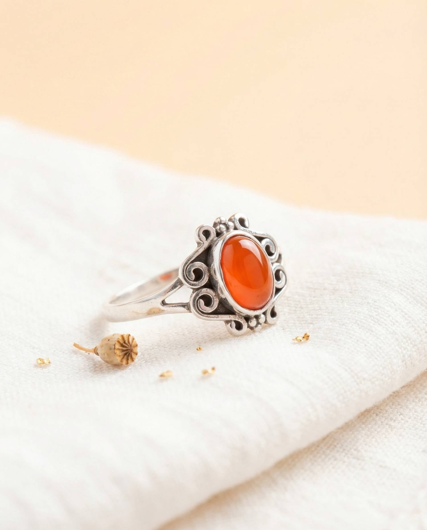 TIRU – ornamentaler Silberring aus 925 Sterling Silber mit Edelstein