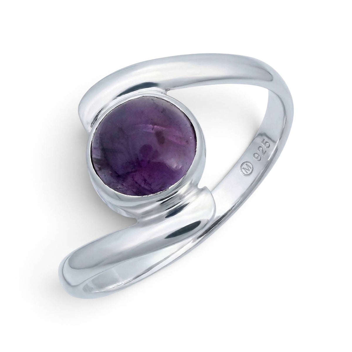 Amethystring aus Silber auf weißem Hintergrund