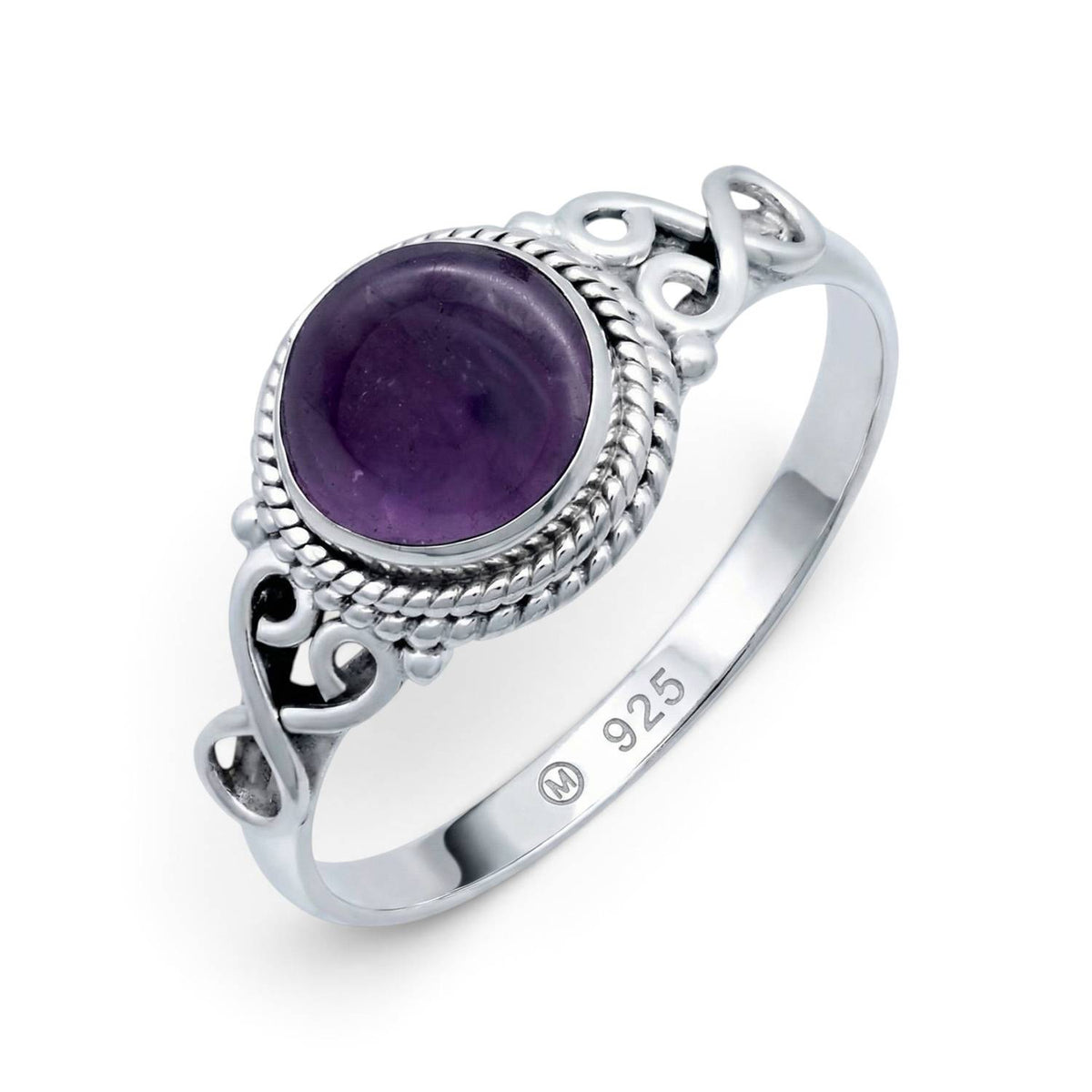 Amethystring aus Silber auf weißem Hintergrund