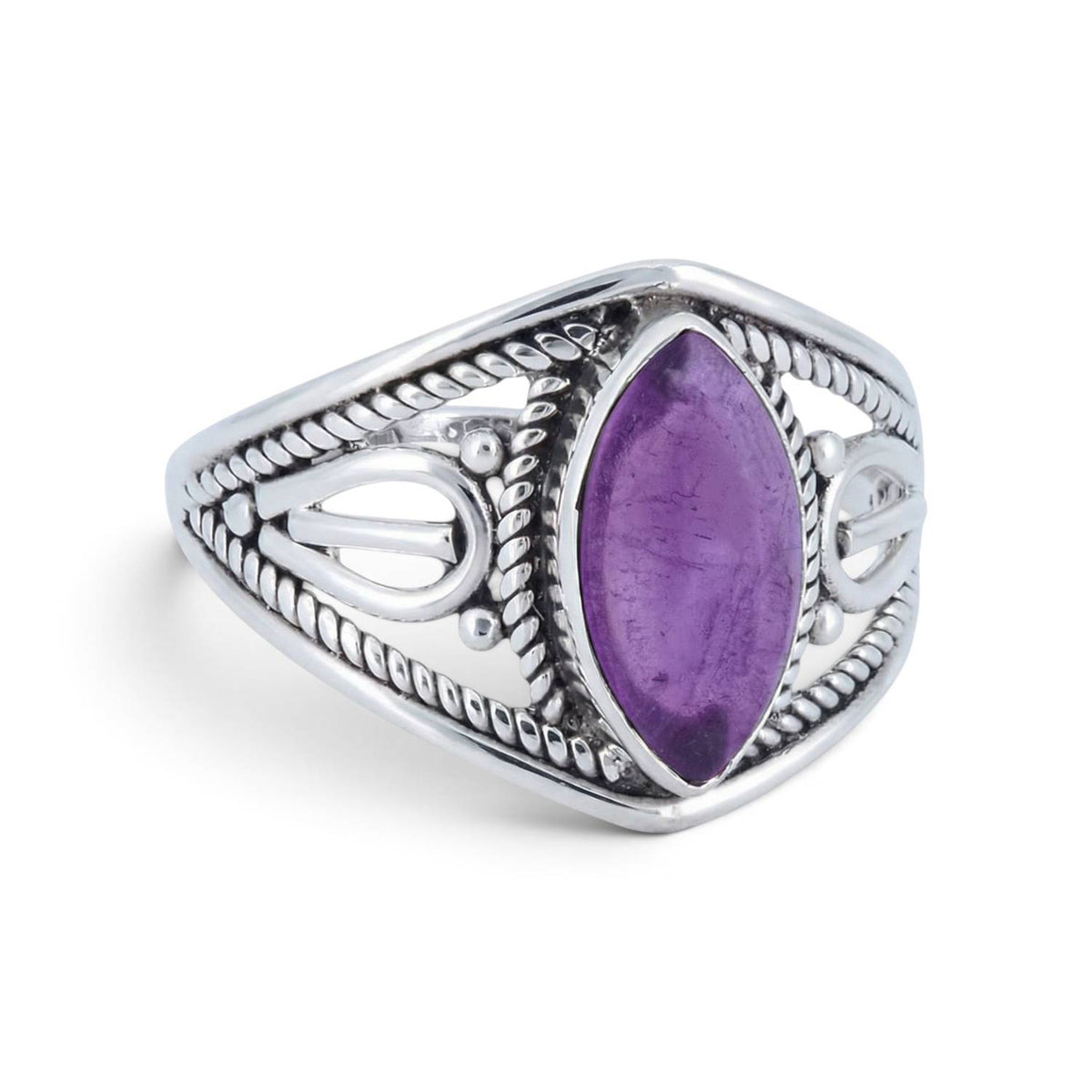 Amethystring aus Silber auf weißem Hintergrund