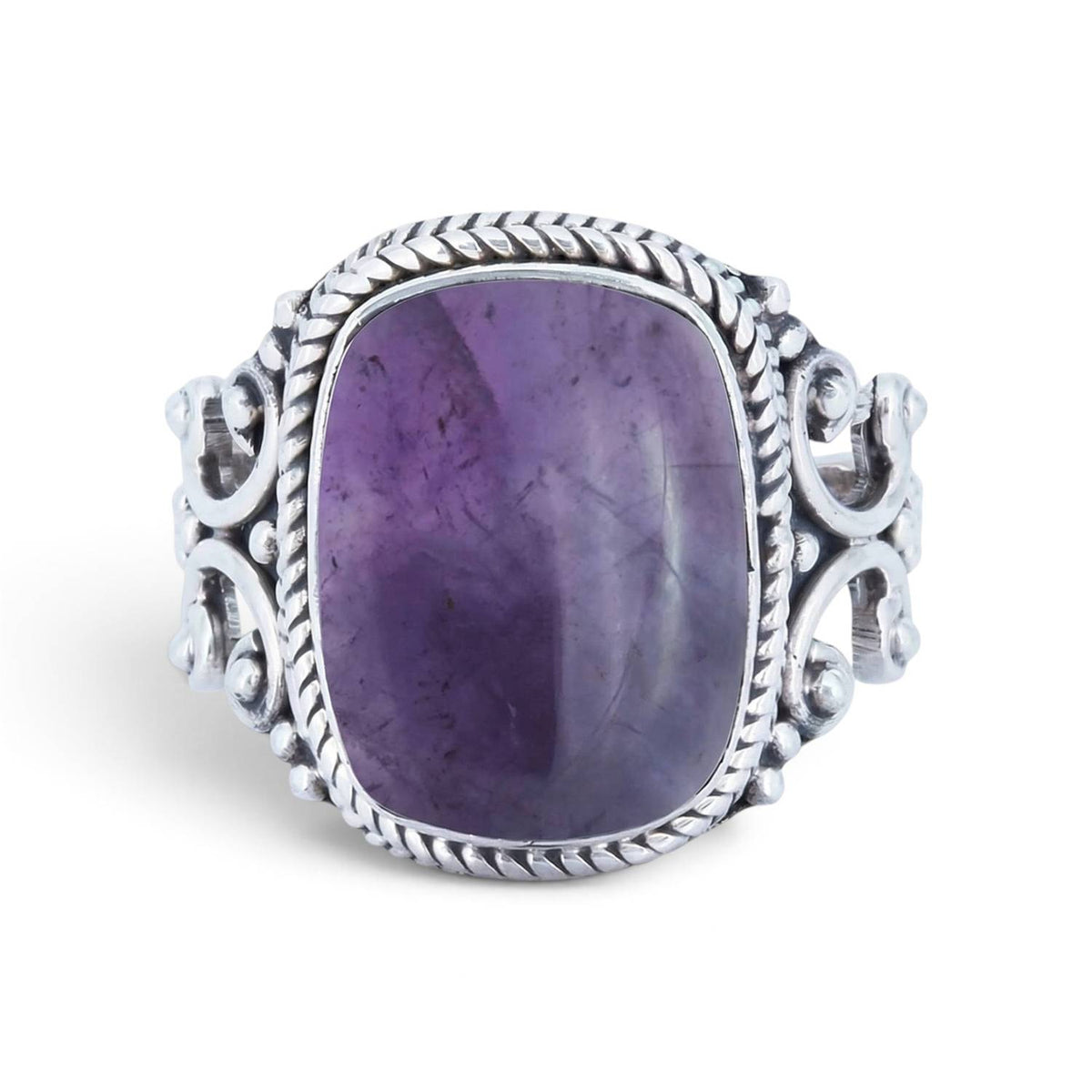 Amethystring aus Silber auf weißem Hintergrund