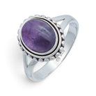 [KI] Amethystring aus Silber auf weißem Hintergrund