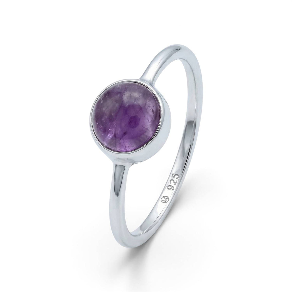 Amethystring aus Silber auf weißem Hintergrund