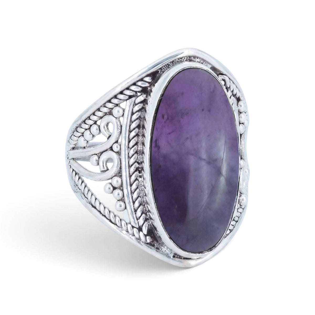 Amethystring aus Silber auf weißem Hintergrund