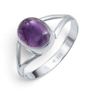 [KI] Amethystring aus Silber auf weißem Hintergrund