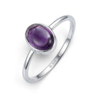 [KI] Amethystring aus Silber auf weißem Hintergrund