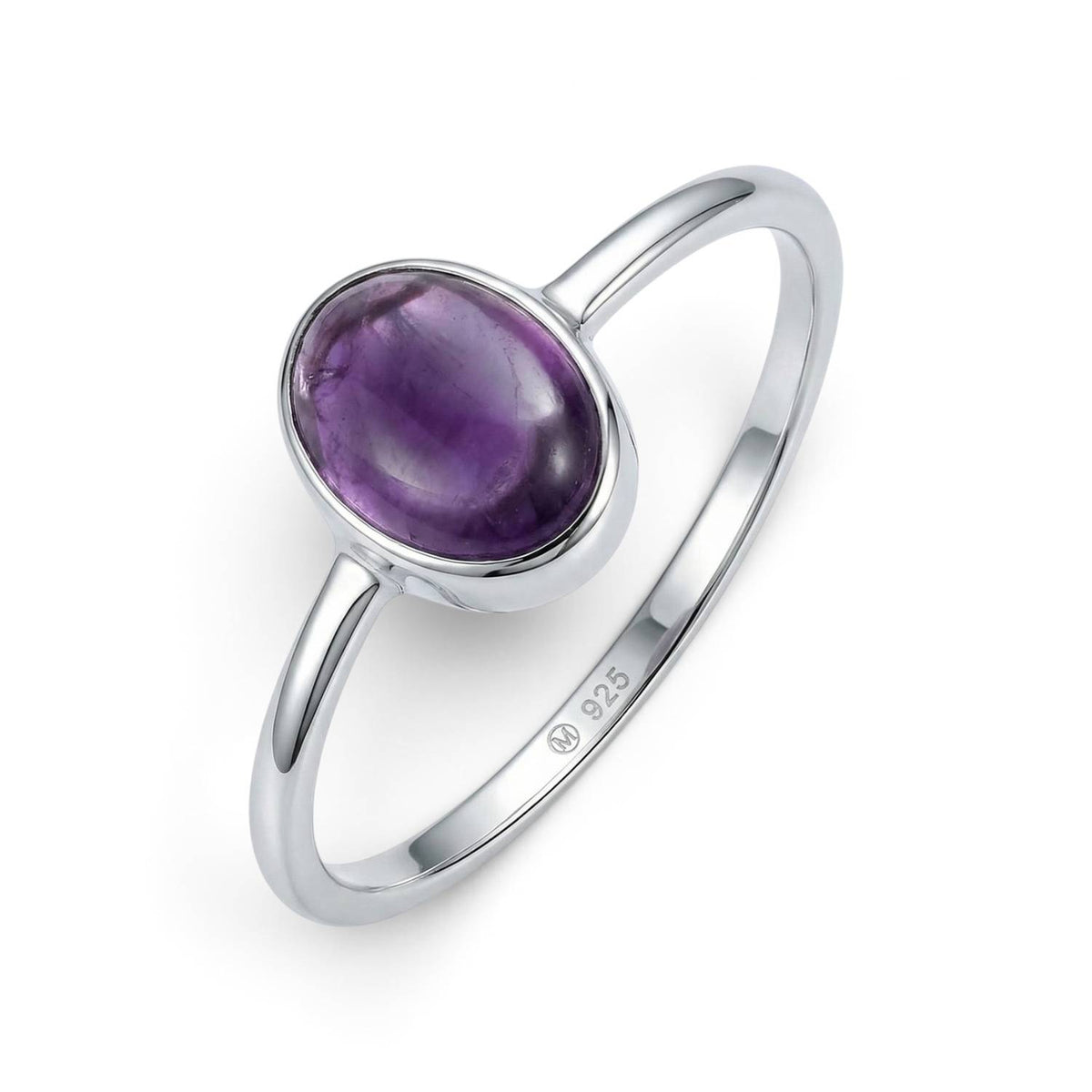 Amethystring aus Silber auf weißem Hintergrund