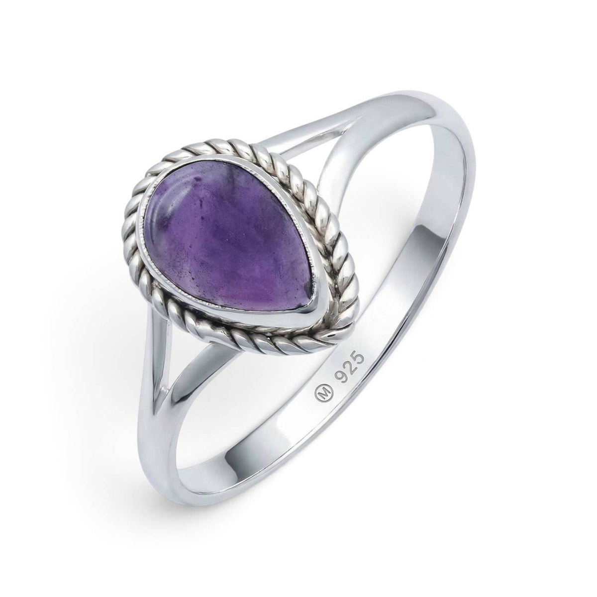 Amethystring aus Silber auf weißem Hintergrund