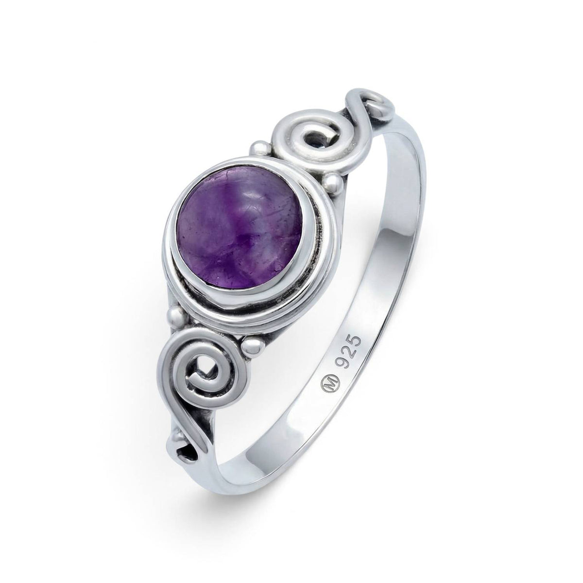 Amethystring aus Silber auf weißem Hintergrund