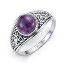 [KI] Amethystring aus Silber auf weißem Hintergrund